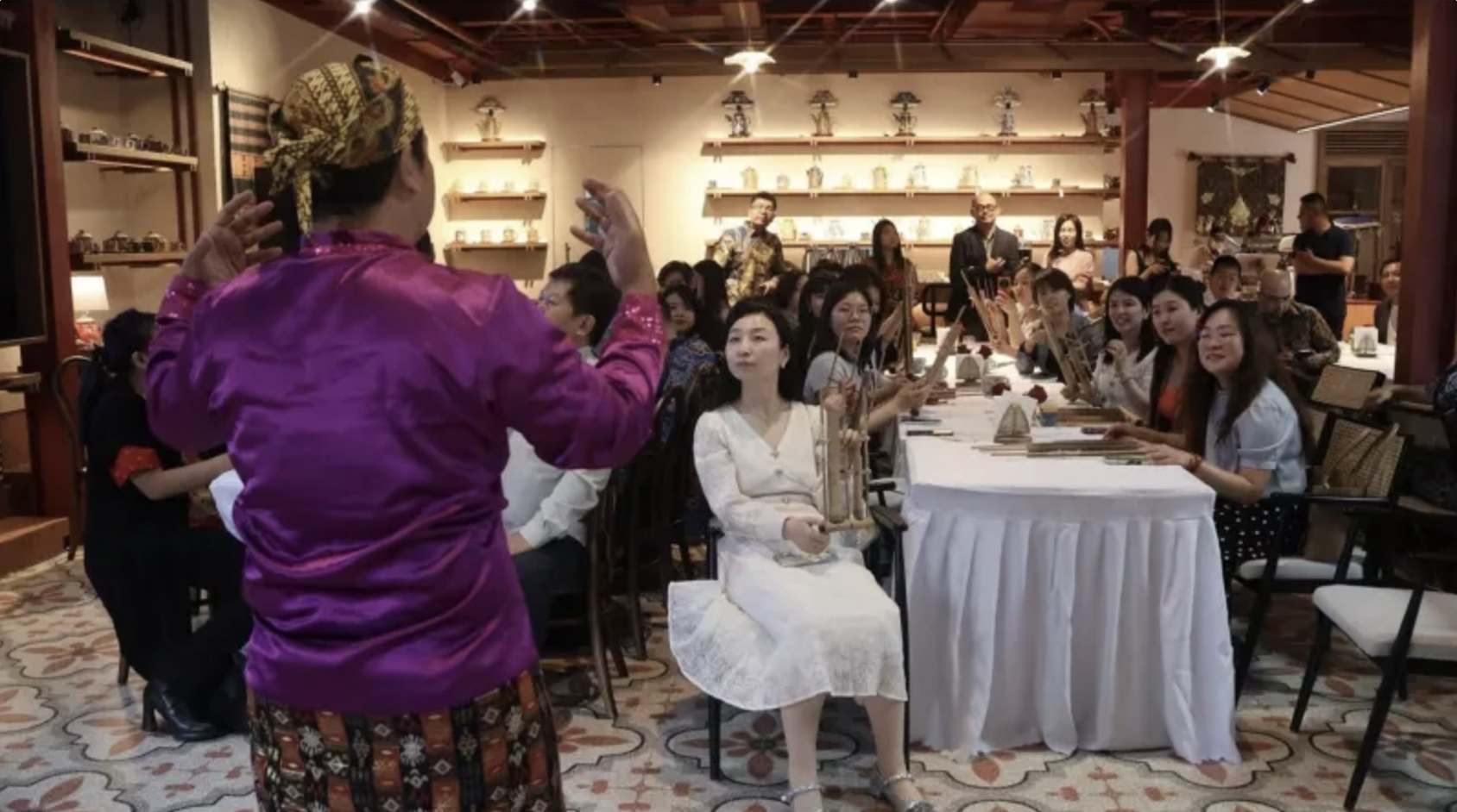 Indonesian Update from Beijing: Ketika Jurnalis RRT Ngeriung Menikmati Suguhan Budaya Indonesia